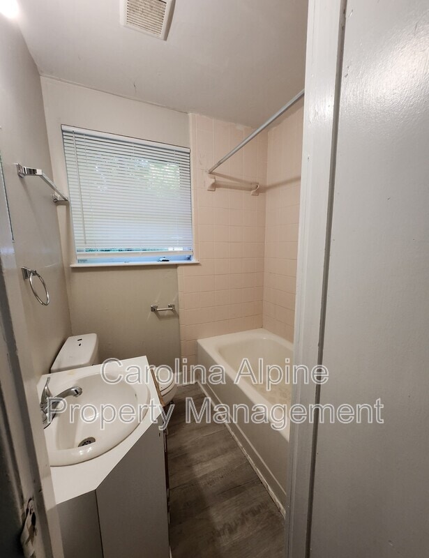 Building Photo - 1733 Finchley Dr