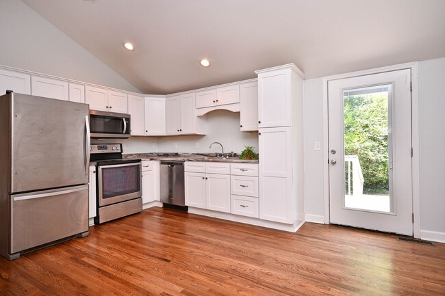 Building Photo - Charming 3/2.5 House with Lawn Care included!