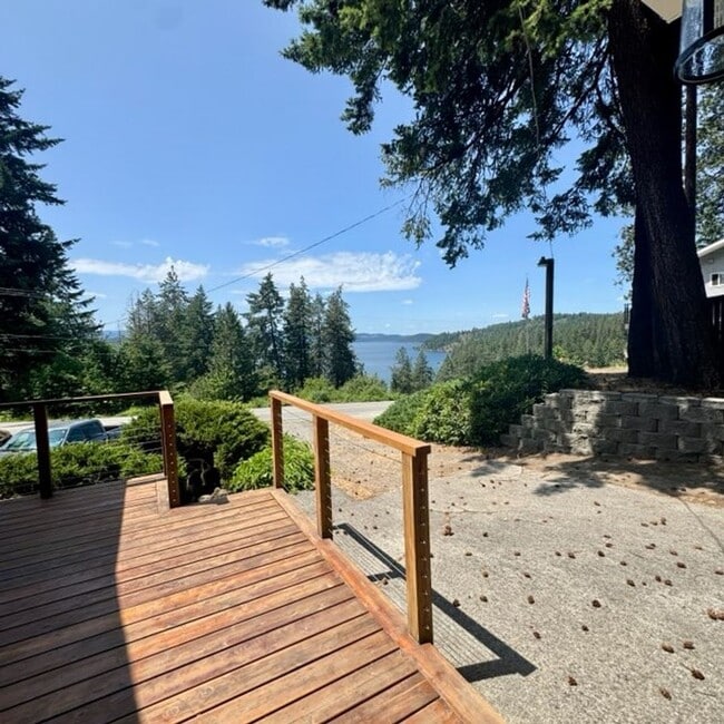 Building Photo - Beautiful lakeview home for rent