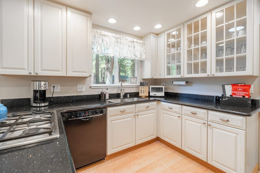 Building Photo - 10283 White Fir Rd