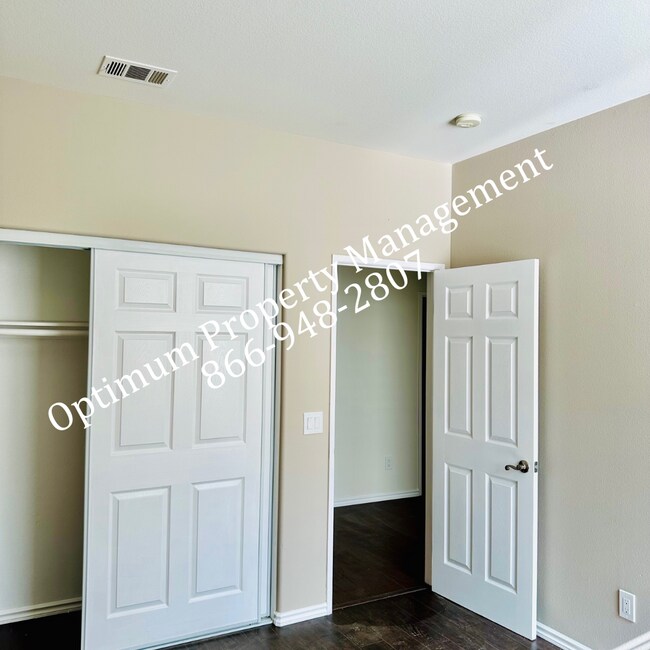 Building Photo - Modern Elegance and Comfort!