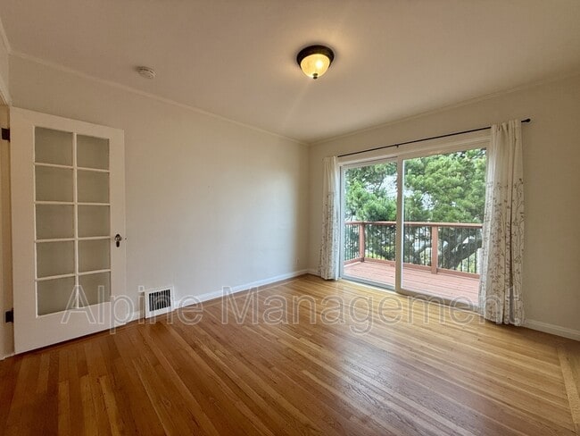 Building Photo - 658 Rockdale Dr