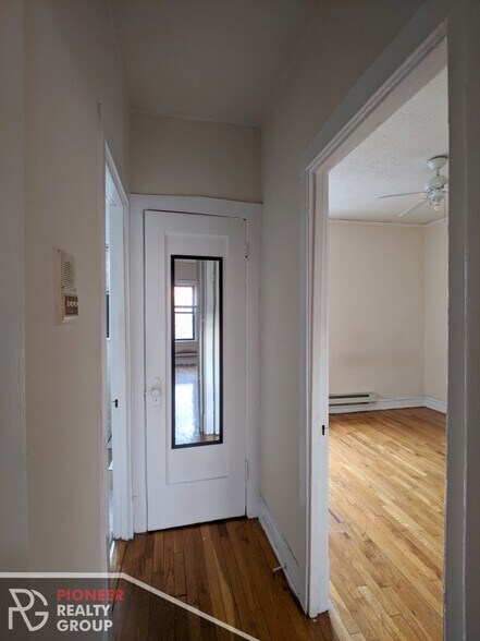 Building Photo - 622 W Cornelia Ave