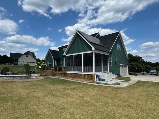 Building Photo - Lightly Furnished 4BR, 4BA Chapel Hill Hom...