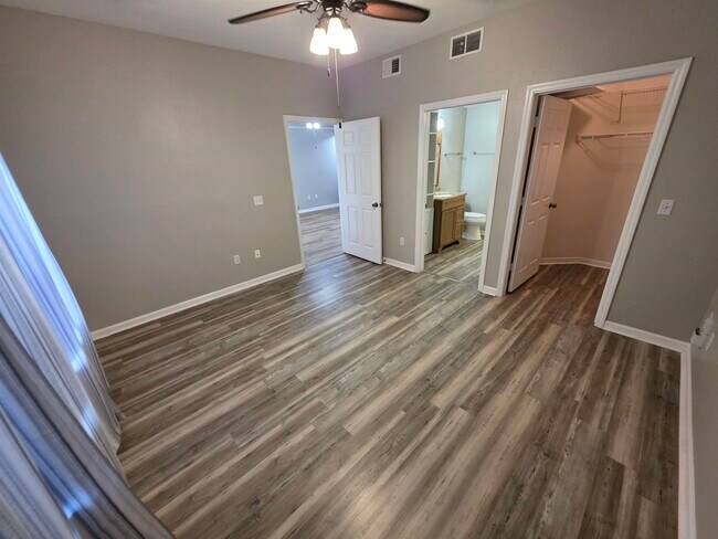 Building Photo - 2801 Chancellorsville Dr