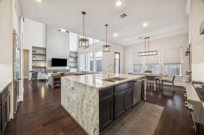 Building Photo - 618 Pink Azalea Trail