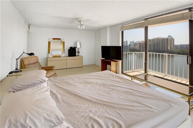 Building Photo - 290 174th St St