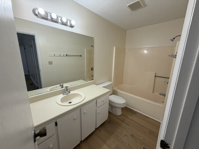 Building Photo - Townhouse for Rent