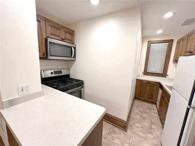 Building Photo - 1204 Harmon Pl
