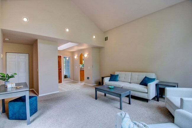 Building Photo - Lovely Clinton Home with Great Light and Pet Friendly!