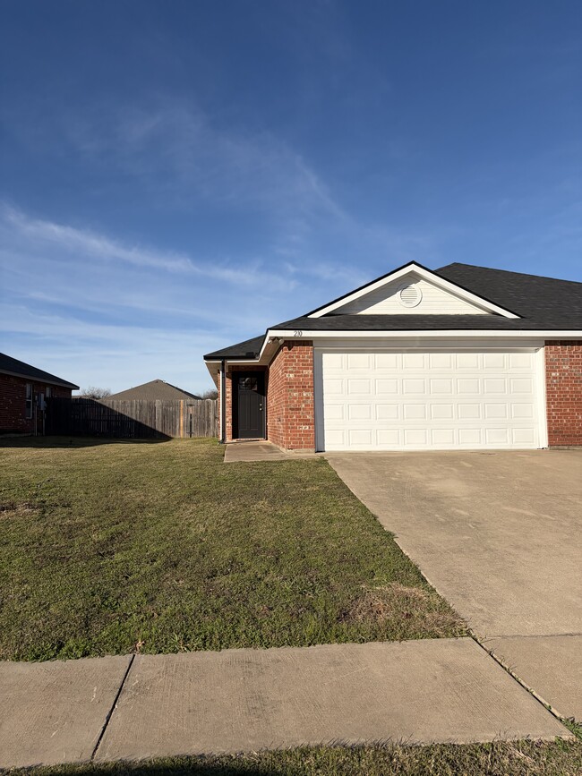 Building Photo - 208 Robin St