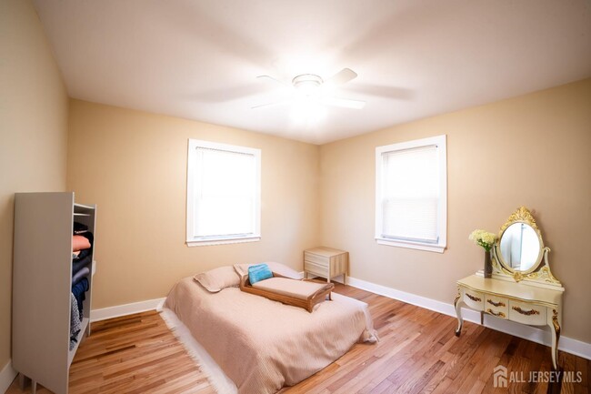 Building Photo - 341 David St