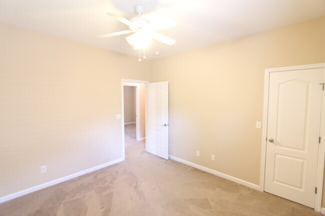 Building Photo - 222 Oxmoor Pl