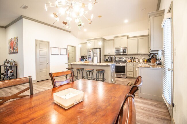 Building Photo - Pre-leasing for Fall!! 3/2/2 Luxury Home i...