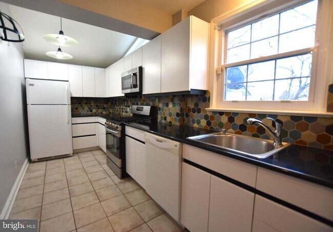 Building Photo - 10118 Cedar Ln