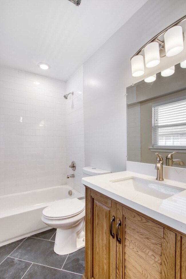 Building Photo - Newly Renovated 2 Bedroom 2 Bath Condo / Gated Parking / East Dallas