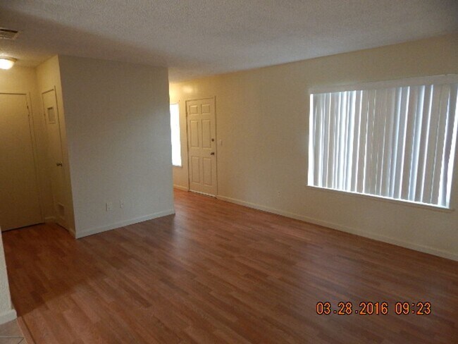 Building Photo - Riverside - GATED 3 Bedroom Condo in Sprin...