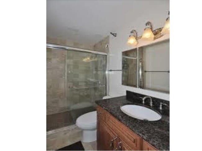 Master Bath with large shower - 1122 N Clark St