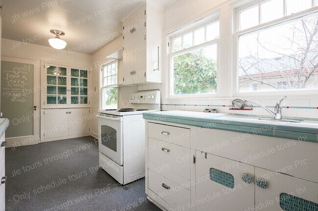 Building Photo - 930 SE 53rd Ave