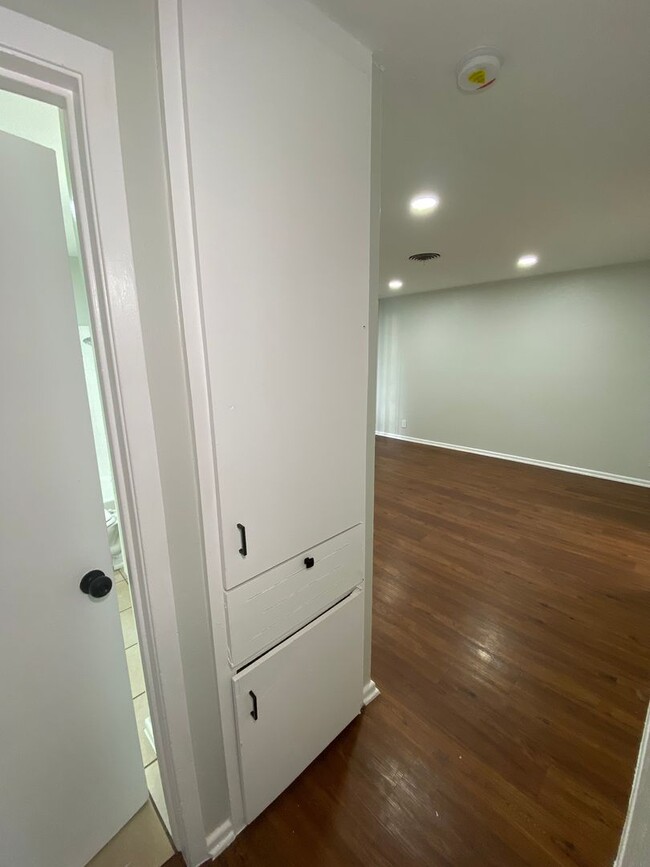 Building Photo - Recently Updated 3 Bedroom 2 Bath Minutes From Downtown