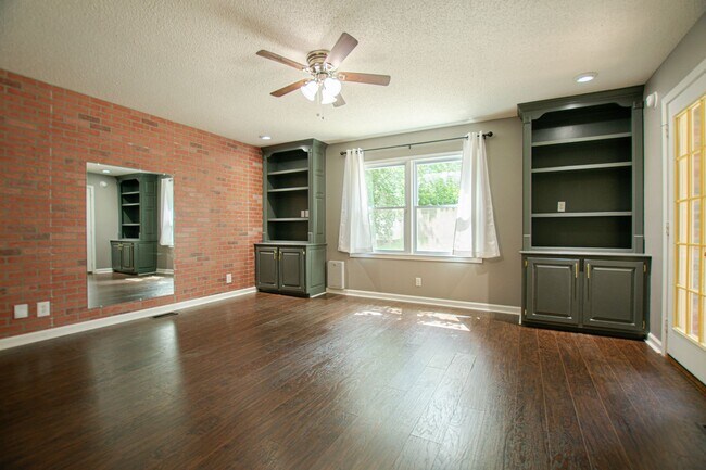 Building Photo - Pet Friendly Three Bedroom!
