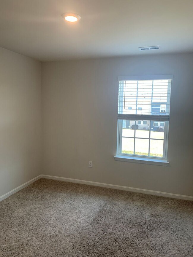 Building Photo - 125 Maple Run Dr