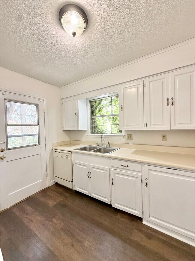 Building Photo - 1906 Brownwood Rd