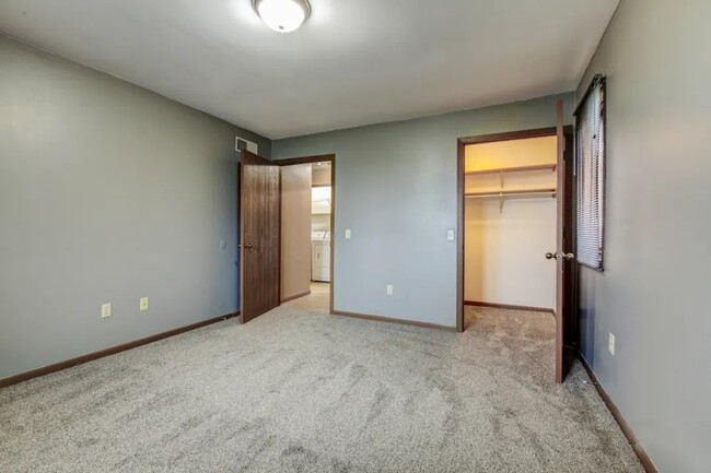 master bedroom w/ walk in closet - 203 W Parry St