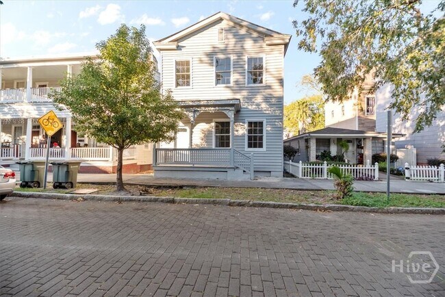 Primary Photo - 318 E Waldburg St