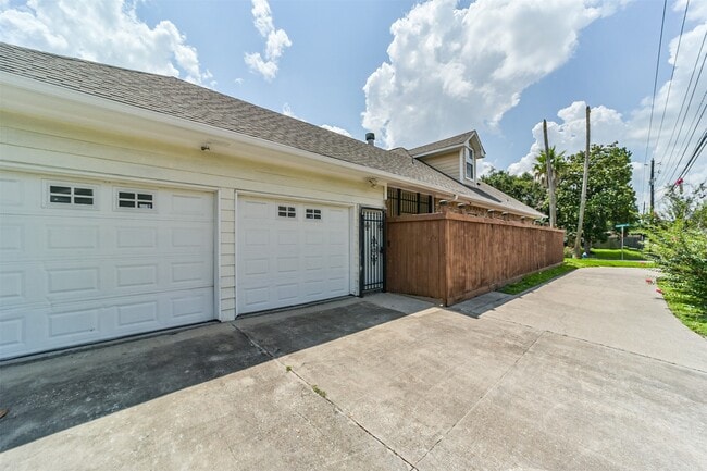 Building Photo - 9660 Fairdale Ln