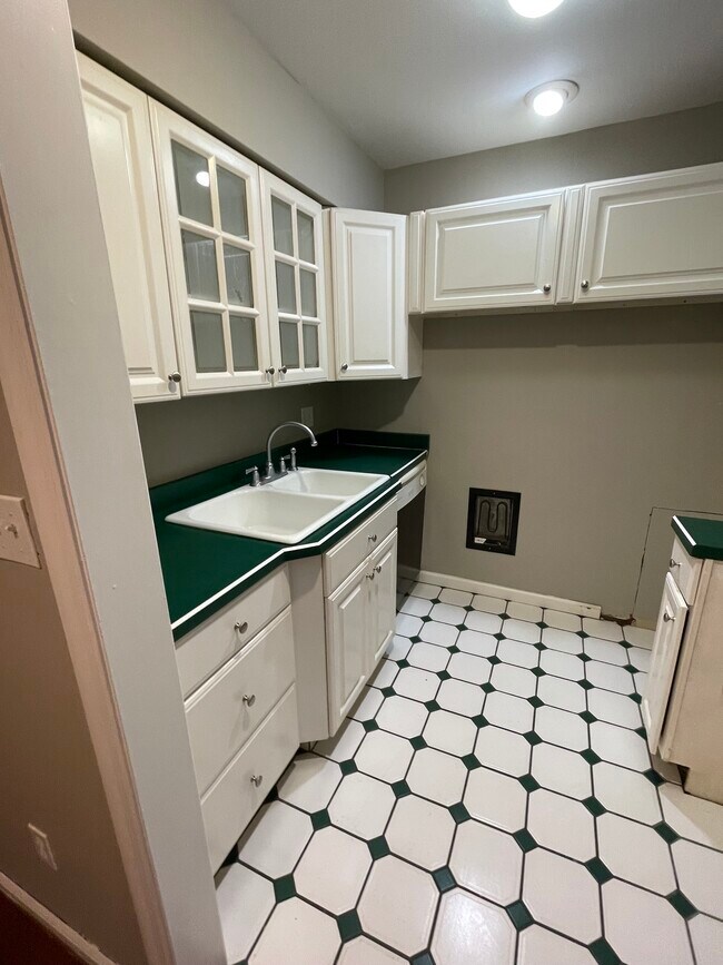 Building Photo - 5470 Dunmore Dr