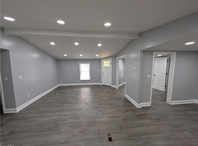 Building Photo - 344 Wilshire Dr