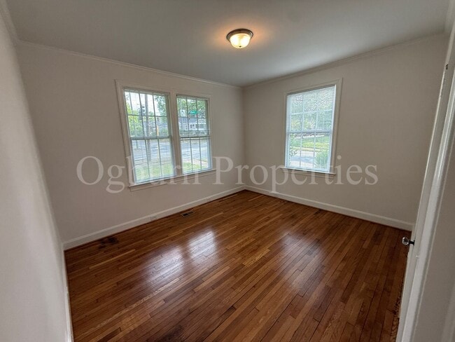 Building Photo - 2127 Queen St