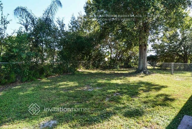 Building Photo - 801 SW Ivanhoe Dr