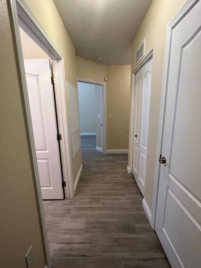 Building Photo - Gorgeous 3 Bedroom, 2 Bath in Silverado Ranch