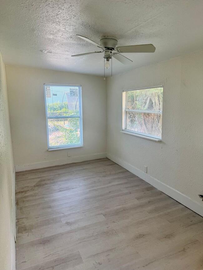 Building Photo - 3/1 Located in South St. Pete!