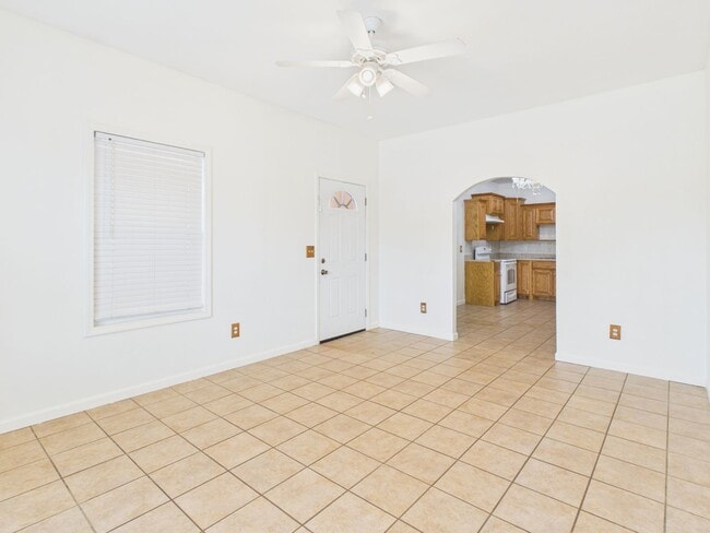 Building Photo - Nice 3 bedroom Duplex Rental