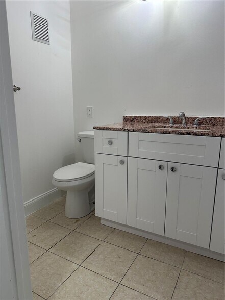 Building Photo - 815 W Boynton Beach Blvd
