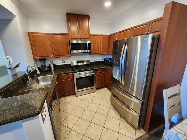 Building Photo - 13941 Sherman Way