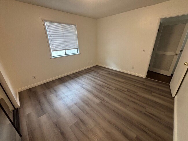 Building Photo - 2 Br/2 Ba. Condo on 2nd fl.