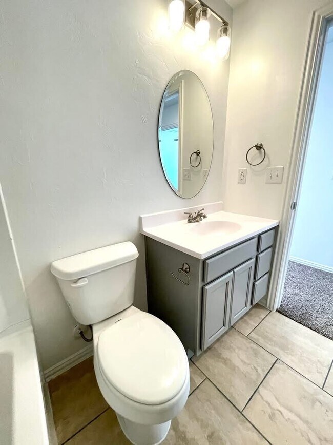 Building Photo - 914 Indian Plns Rd