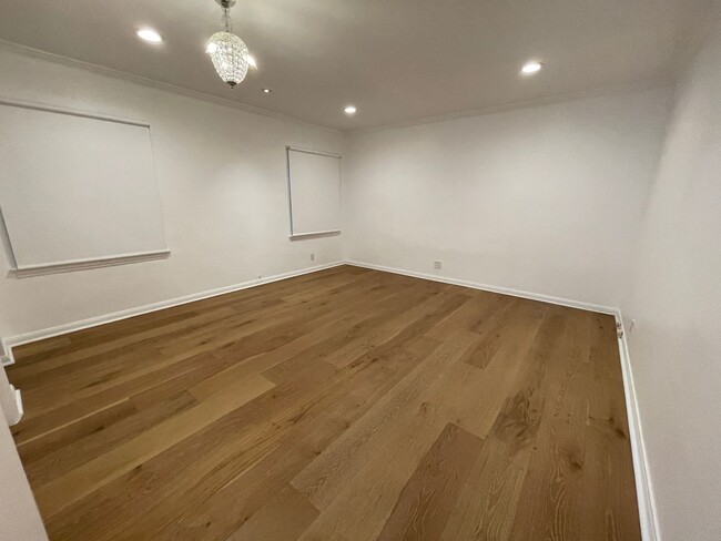 Building Photo - Spacious Three Bedroom Hollywood Golden Er...