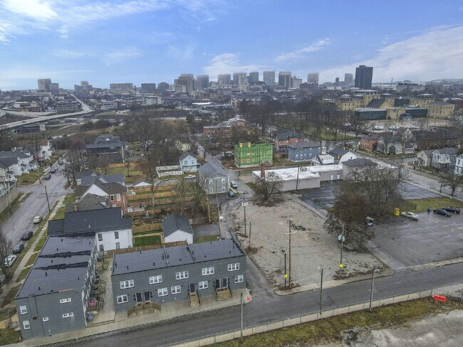 Building Photo - Modern 2BR Townhouse | Walk to Downtown | All Utilities Included