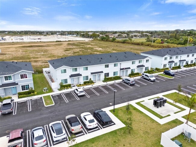 Building Photo - 1050 W Davis Pkwy