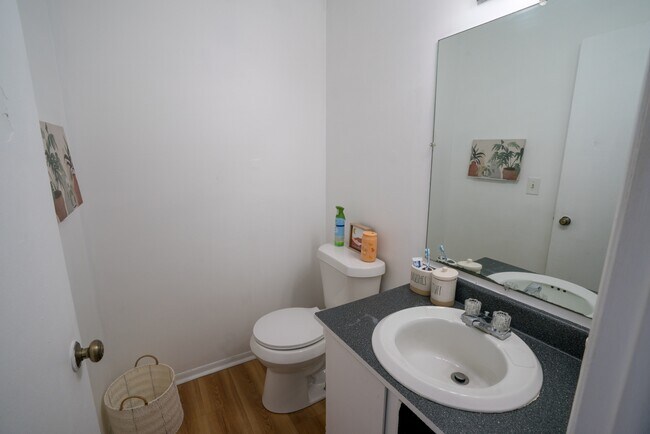 Building Photo - 923 Burcham Dr