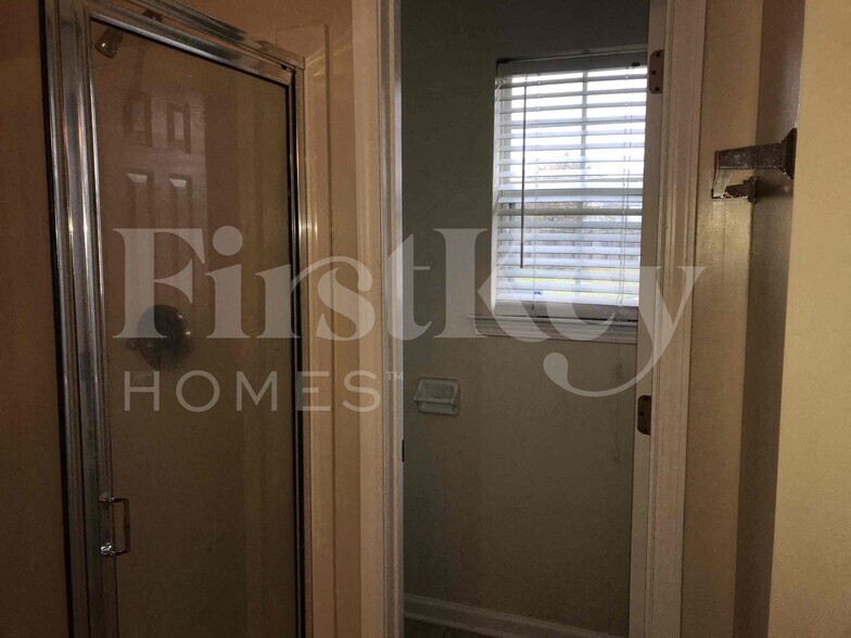 Building Photo - 7142 Queens Crown Ct