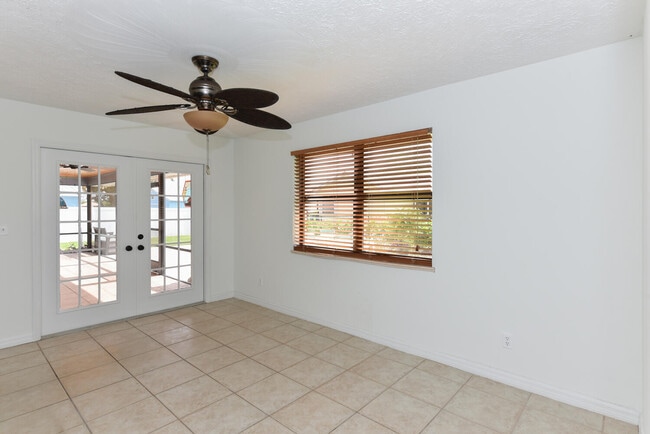 Building Photo - 1927 NE San Carlos Calle