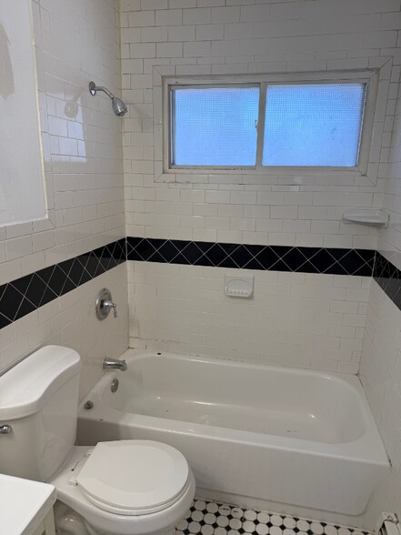 Building Photo - 3829 Lake Dr