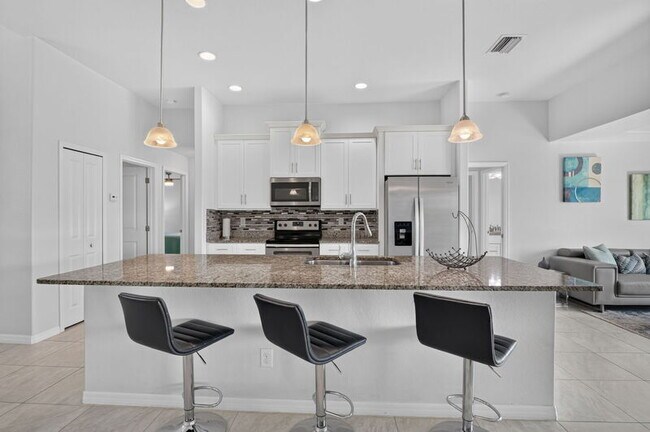 Building Photo - 503 SW 11th Ct