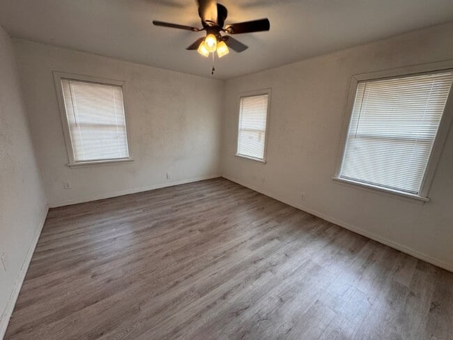 Building Photo - 2 bed 1.5bath  New paint, new flooring, new range, fenced yard!